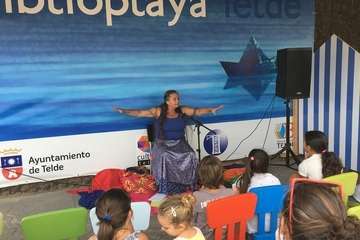 La BiblipPlaya de Telde distrae a los menores con cuentos y canciones/TA.